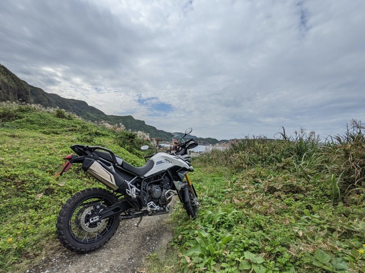 Tiger 900+深澳火成岩沙灘秘境+陰陽海+沒開的水湳洞