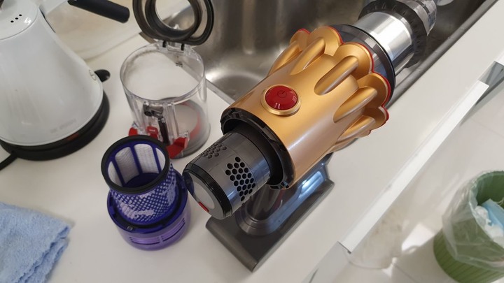 Dyson V12 Detect™ Absolute Extra 《髒污無所遁形有如光劍般犀利的吸塵器》