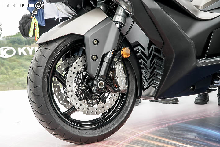 【採訪】導入 TCS 還配電動風鏡!KYMCO 超級跑旅 AK550 大改款 AK550 ST 正式發表!三輪重機 CV3 同場展出!