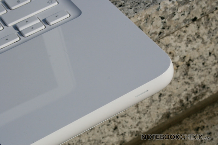 2021 Suface Laptop SE 致敬 MacBook 2009 的設計