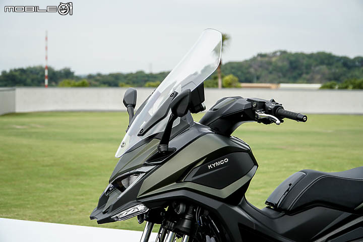 【採訪】導入 TCS 還配電動風鏡！KYMCO 超級跑旅 AK550 大改款 AK550 ST 正式發表！三輪重機 CV3 同場展出！