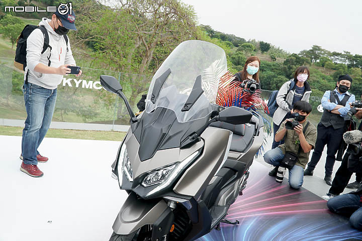 【採訪】導入 TCS 還配電動風鏡！KYMCO 超級跑旅 AK550 大改款 AK550 ST 正式發表！三輪重機 CV3 同場展出！
