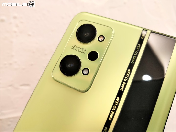 [開箱] 年末CP話題機試玩，Realme GT Neo2 務實好機