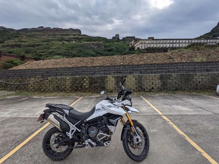Tiger 900+深澳火成岩沙灘秘境+陰陽海+沒開的水湳洞