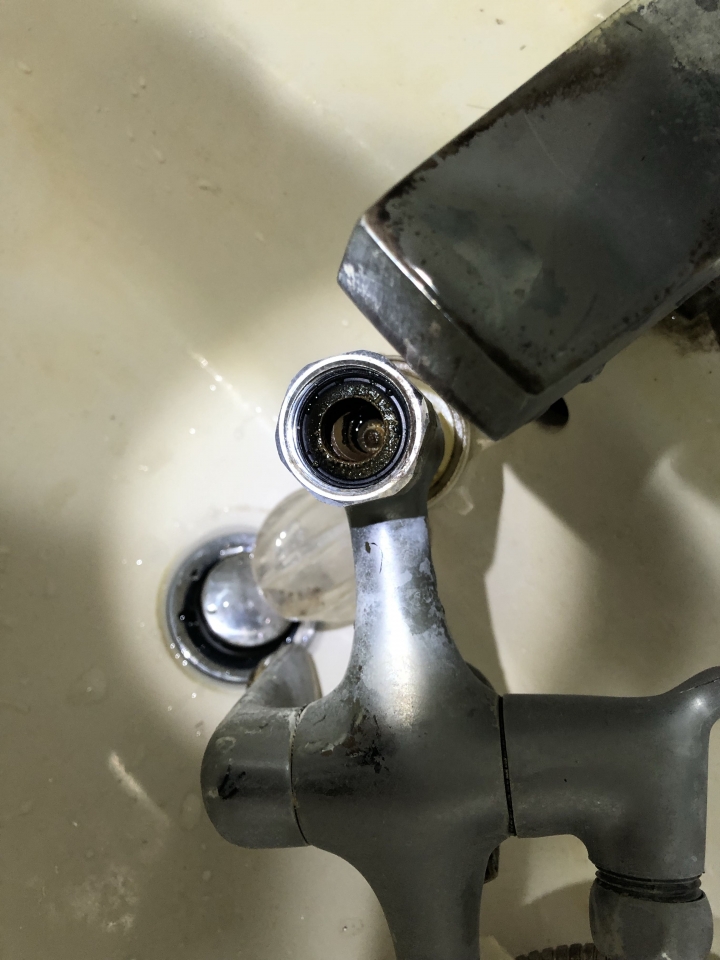 請問這個水龍頭的軸芯要怎麼換