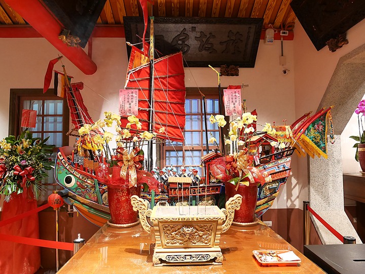 旗津天后宮｜高雄港旗鼓渡輪 — 打狗第一座媽祖廟，348歲重啟廟門，外掛旗鼓渡輪暮色