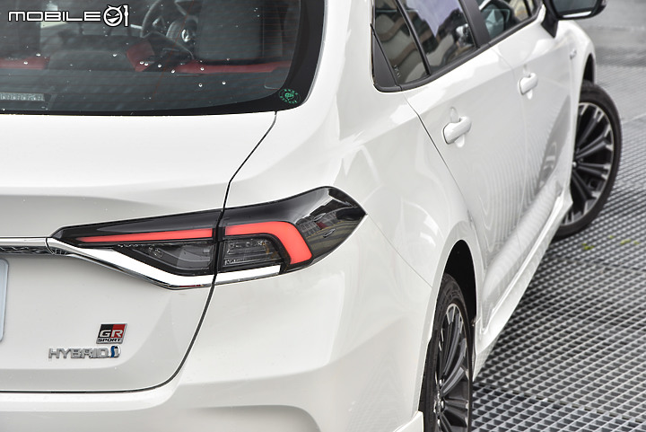 心靈馬力的對決!Ford Focus 四門ST-Line Lommel X VS. Toyota Corolla Altis Hybrid GR Sport!