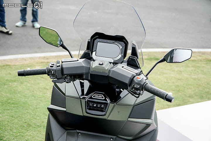 【採訪】導入 TCS 還配電動風鏡！KYMCO 超級跑旅 AK550 大改款 AK550 ST 正式發表！三輪重機 CV3 同場展出！