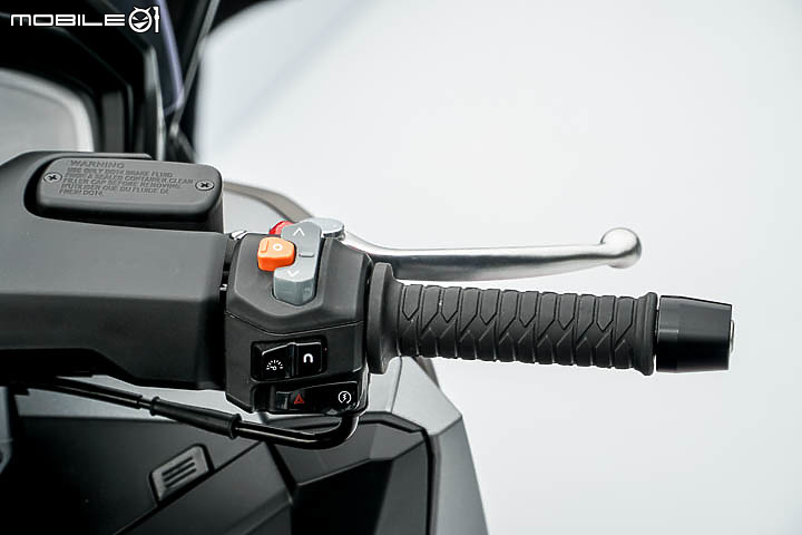 【採訪】導入 TCS 還配電動風鏡！KYMCO 超級跑旅 AK550 大改款 AK550 ST 正式發表！三輪重機 CV3 同場展出！