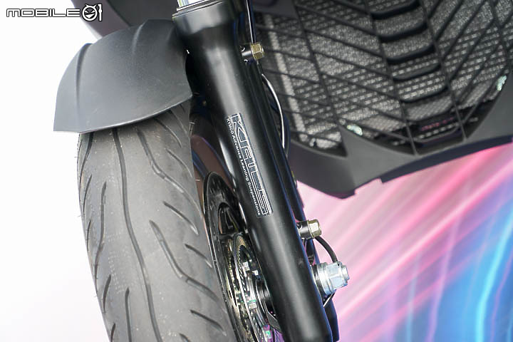 【採訪】導入 TCS 還配電動風鏡！KYMCO 超級跑旅 AK550 大改款 AK550 ST 正式發表！三輪重機 CV3 同場展出！