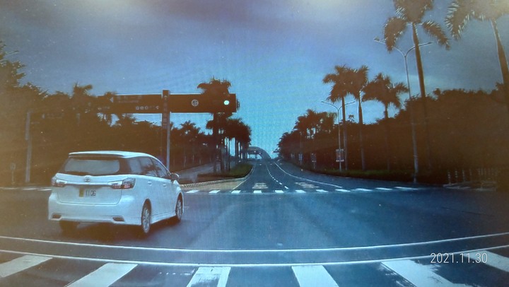 請問這種車牌可以無視法規橫著開嗎？