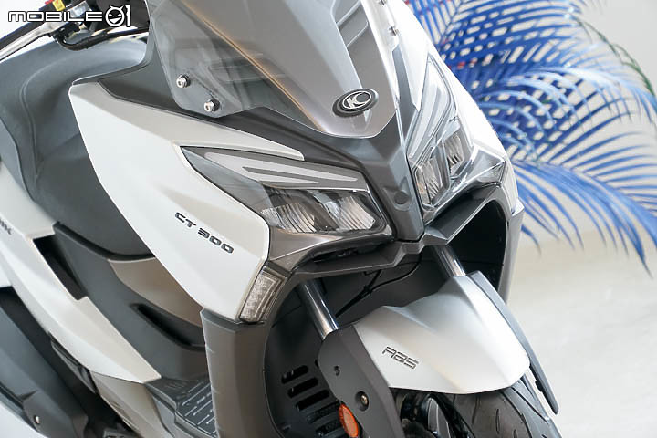 【採訪】導入 TCS 還配電動風鏡！KYMCO 超級跑旅 AK550 大改款 AK550 ST 正式發表！三輪重機 CV3 同場展出！