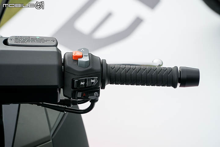 【採訪】導入 TCS 還配電動風鏡！KYMCO 超級跑旅 AK550 大改款 AK550 ST 正式發表！三輪重機 CV3 同場展出！