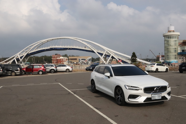 純電Model 3 vs PHEV V60 T8體驗心得（文長圖多）