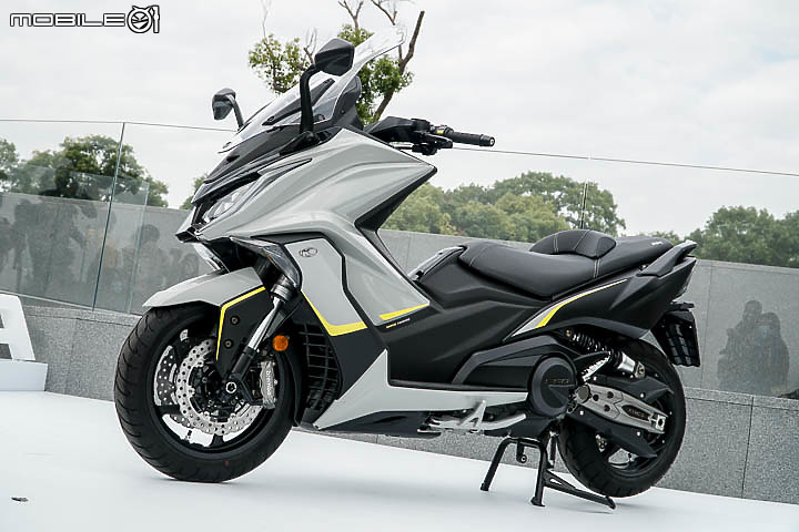 【採訪】導入 TCS 還配電動風鏡！KYMCO 超級跑旅 AK550 大改款 AK550 ST 正式發表！三輪重機 CV3 同場展出！