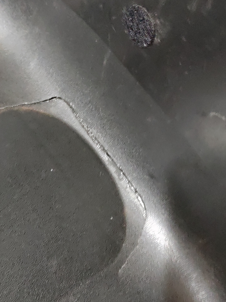 機車後行李箱到底能不能背靠著啊？裂開了欸！