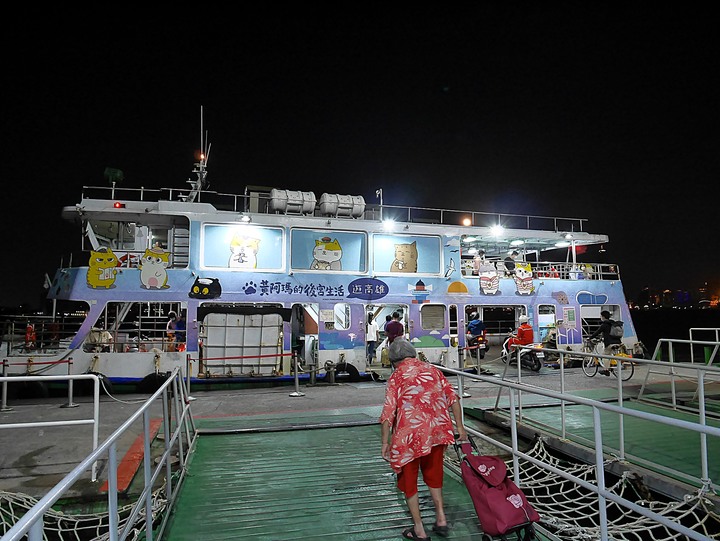 旗津天后宮｜高雄港旗鼓渡輪 — 打狗第一座媽祖廟，348歲重啟廟門，外掛旗鼓渡輪暮色