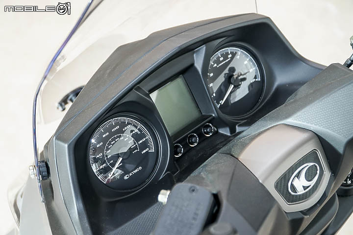 【採訪】導入 TCS 還配電動風鏡！KYMCO 超級跑旅 AK550 大改款 AK550 ST 正式發表！三輪重機 CV3 同場展出！