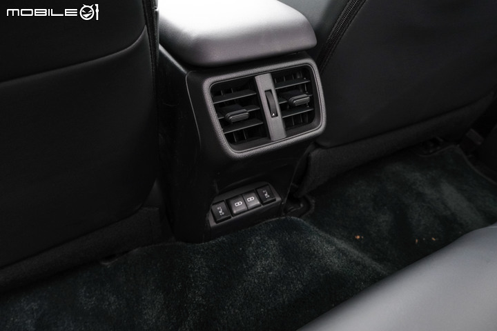 Lexus UX300e 試駕|更親民、高質感的豪華純電小休旅!