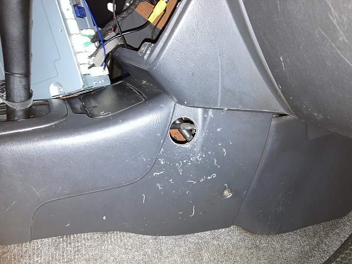 老車也要使用新科技:1999年一代RAV4 安裝Apple CarPlay主機