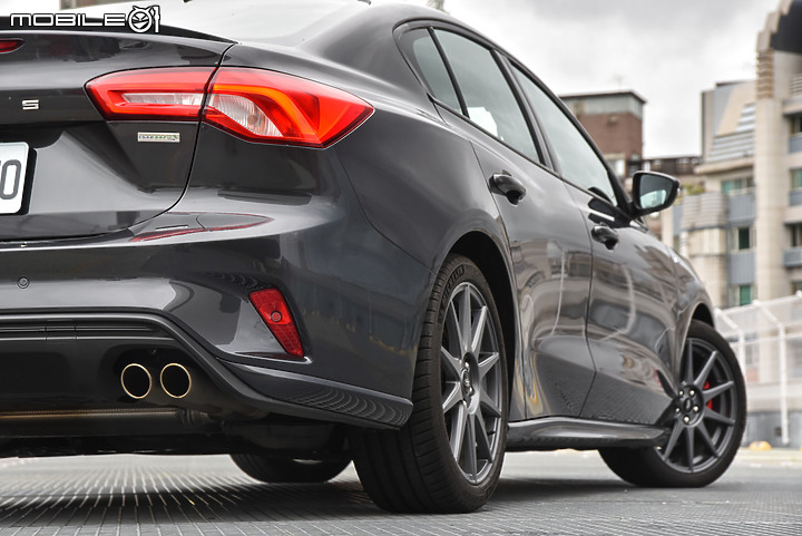 心靈馬力的對決!Ford Focus 四門ST-Line Lommel X VS. Toyota Corolla Altis Hybrid GR Sport!