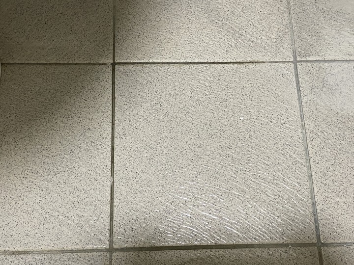 【求解】浴室磁磚隙縫 潮濕、變黑的問題