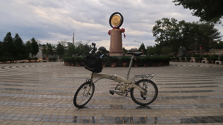 現在到銅鑼賞杭菊 正是時候--兩鐵旅行 (銅鑼車站-銅鑼杭菊-客家文化園區-銅鑼天空步道-九華山大興善寺-三義車站)