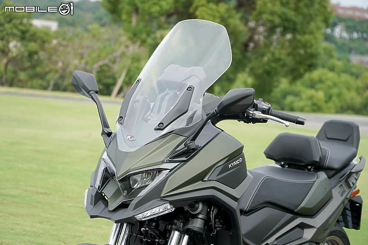 【採訪】導入 TCS 還配電動風鏡！KYMCO 超級跑旅 AK550 大改款 AK550 ST 正式發表！三輪重機 CV3 同場展出！