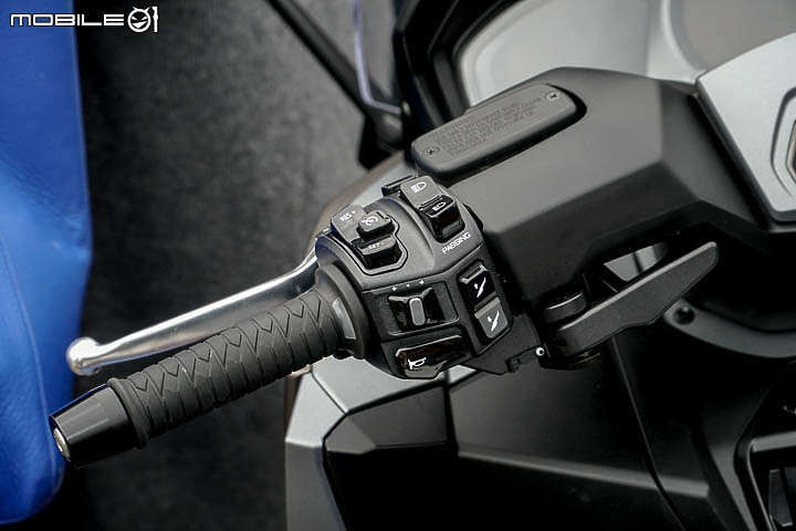 【採訪】導入 TCS 還配電動風鏡！KYMCO 超級跑旅 AK550 大改款 AK550 ST 正式發表！三輪重機 CV3 同場展出！