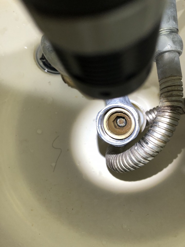 請問這個水龍頭的軸芯要怎麼換