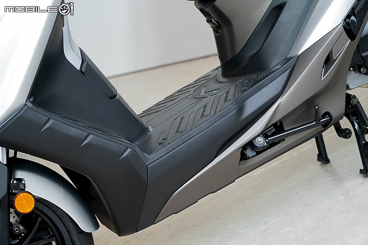 【採訪】導入 TCS 還配電動風鏡！KYMCO 超級跑旅 AK550 大改款 AK550 ST 正式發表！三輪重機 CV3 同場展出！