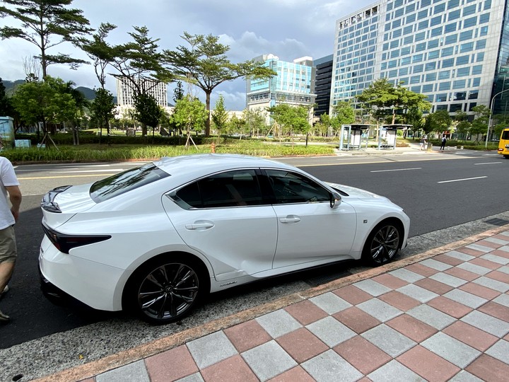 油電車的美好-享受寧靜:ux250h與es300h購車分享