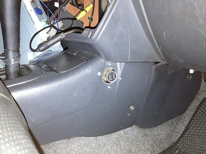 老車也要使用新科技:1999年一代RAV4 安裝Apple CarPlay主機