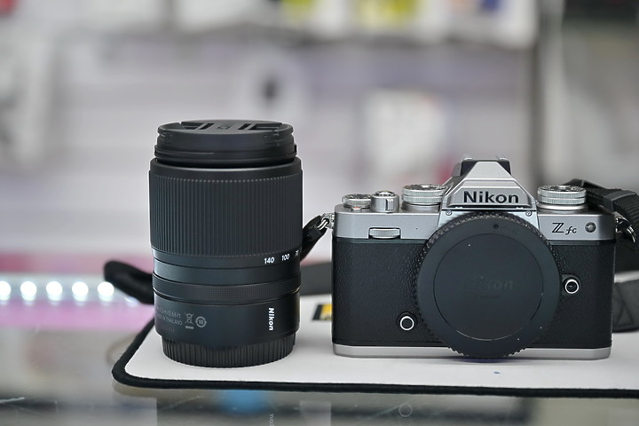 Nikon Z DX 18-140MM F/3.5-6.3 VR搭配Z fc開箱，遮光罩"別売"分開售賣。