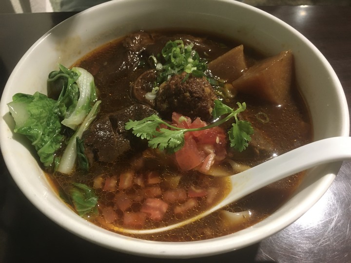 [食記] 18冠軍牛肉麵，台灣台北，深夜時段的美味牛肉麵與雞湯麵