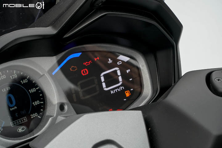 【採訪】導入 TCS 還配電動風鏡！KYMCO 超級跑旅 AK550 大改款 AK550 ST 正式發表！三輪重機 CV3 同場展出！