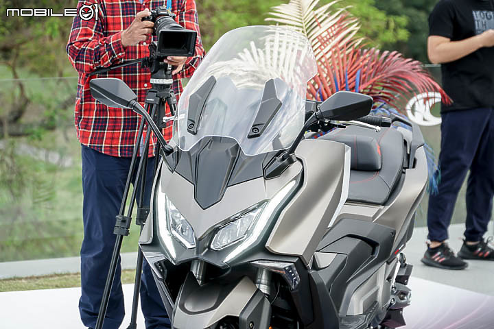 【採訪】導入 TCS 還配電動風鏡！KYMCO 超級跑旅 AK550 大改款 AK550 ST 正式發表！三輪重機 CV3 同場展出！