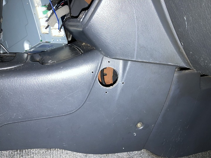 老車也要使用新科技:1999年一代RAV4 安裝Apple CarPlay主機