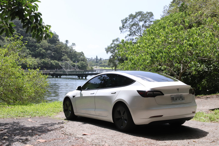 純電Model 3 vs PHEV V60 T8體驗心得（文長圖多）