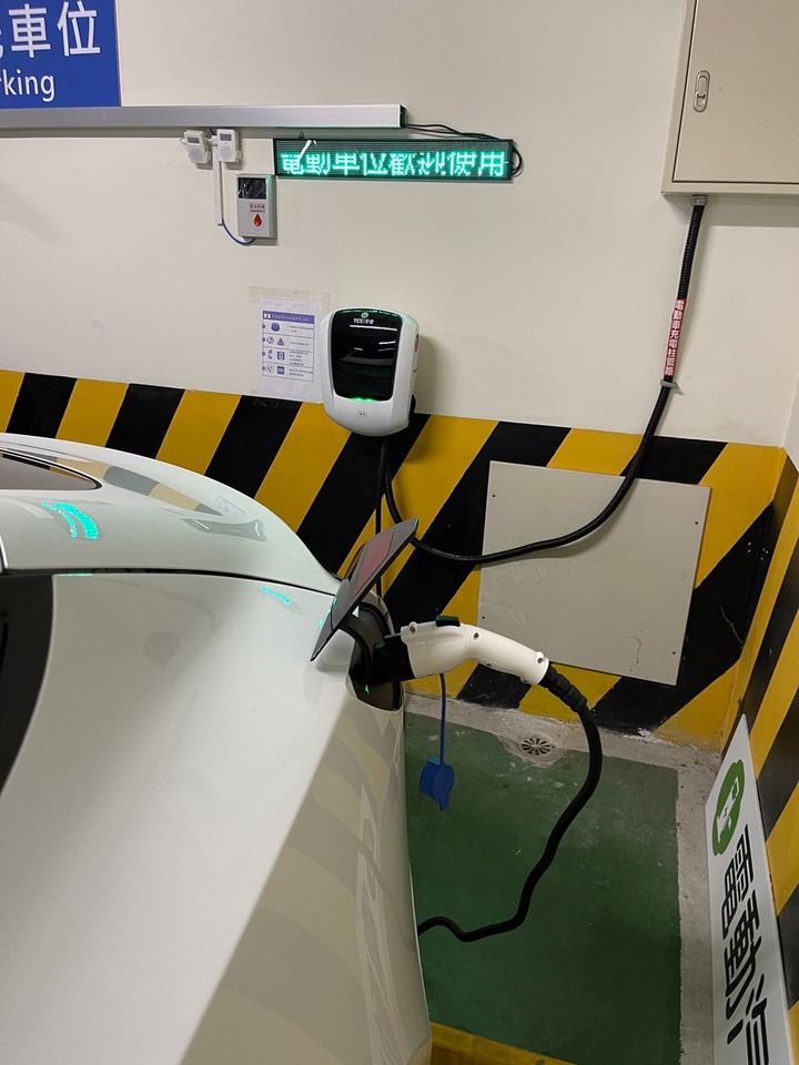 純電Model 3 vs PHEV V60 T8體驗心得（文長圖多）