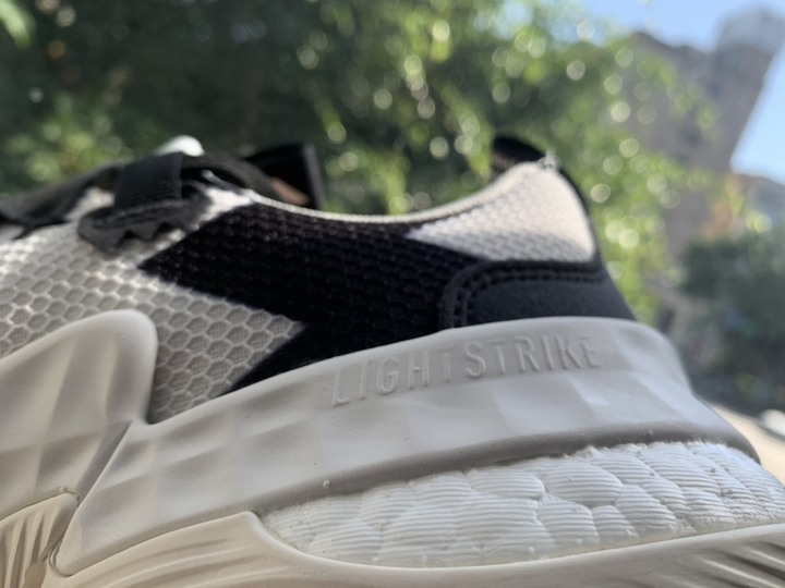 淺談開箱:Trae Young 1 X So So Def