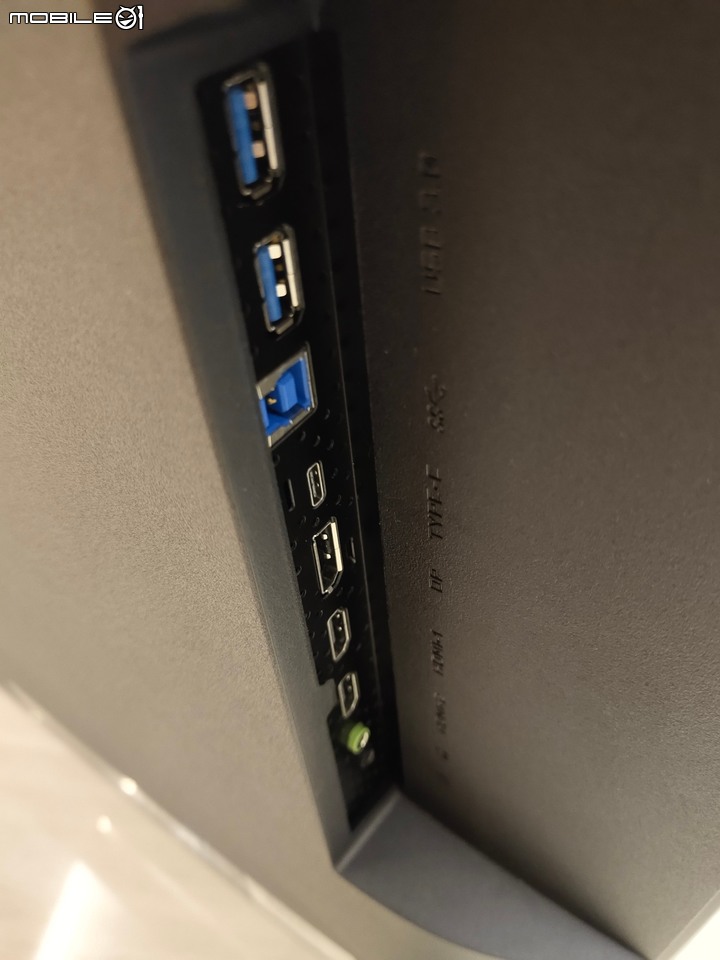 輕輕輕輕輕電競客廳─AORUS FO48U開箱