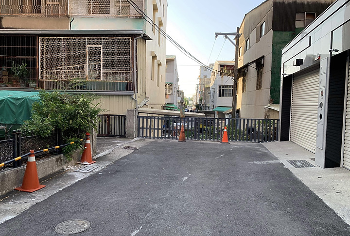 新透天對面是社區住宅的車道，是否建議購入