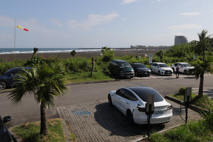純電Model 3 vs PHEV V60 T8體驗心得（文長圖多）