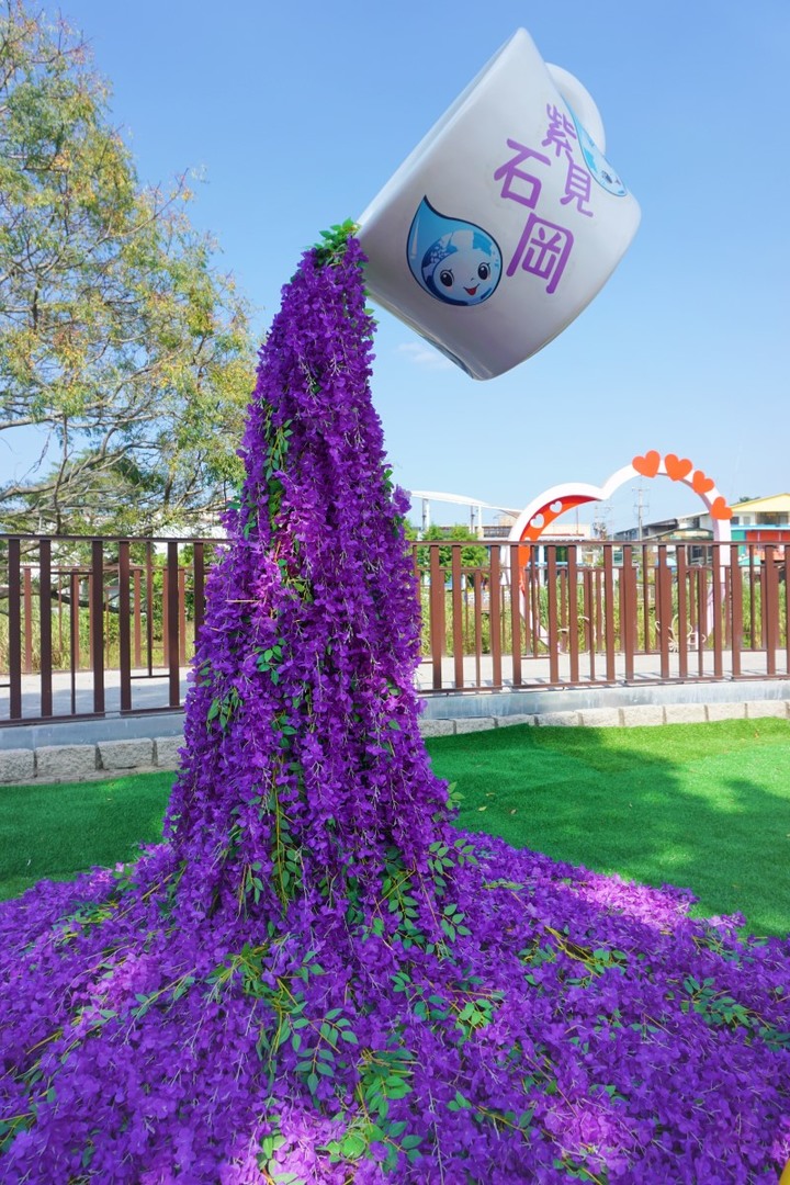 台中網美型新景點!「紫見石岡」紫色花瀑傾泉而下有夠浪漫