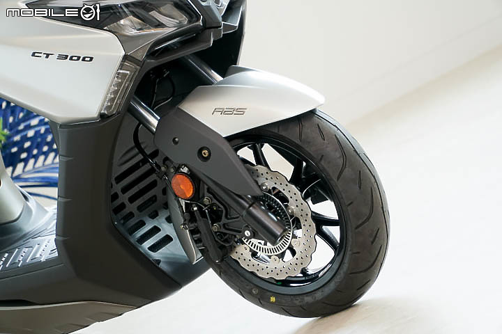 【採訪】導入 TCS 還配電動風鏡！KYMCO 超級跑旅 AK550 大改款 AK550 ST 正式發表！三輪重機 CV3 同場展出！