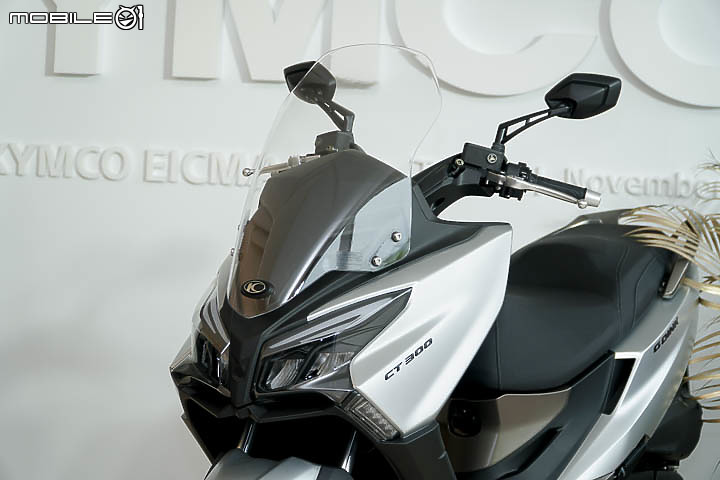 【採訪】導入 TCS 還配電動風鏡！KYMCO 超級跑旅 AK550 大改款 AK550 ST 正式發表！三輪重機 CV3 同場展出！