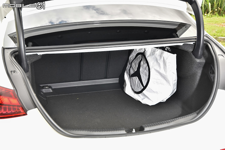 車主來開箱｜Mercedes-Benz New C300試駕｜動力、科技、顏值一次滿足！
