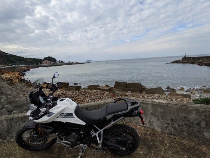 Tiger 900+深澳火成岩沙灘秘境+陰陽海+沒開的水湳洞