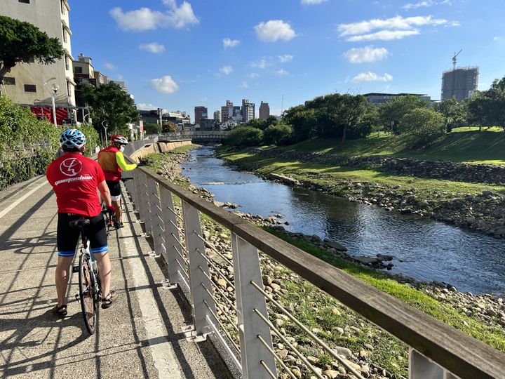 秋風送爽,沿著田園景觀大道踩訪坑子溪及楓樹坑,享受一日農村漫騎之旅